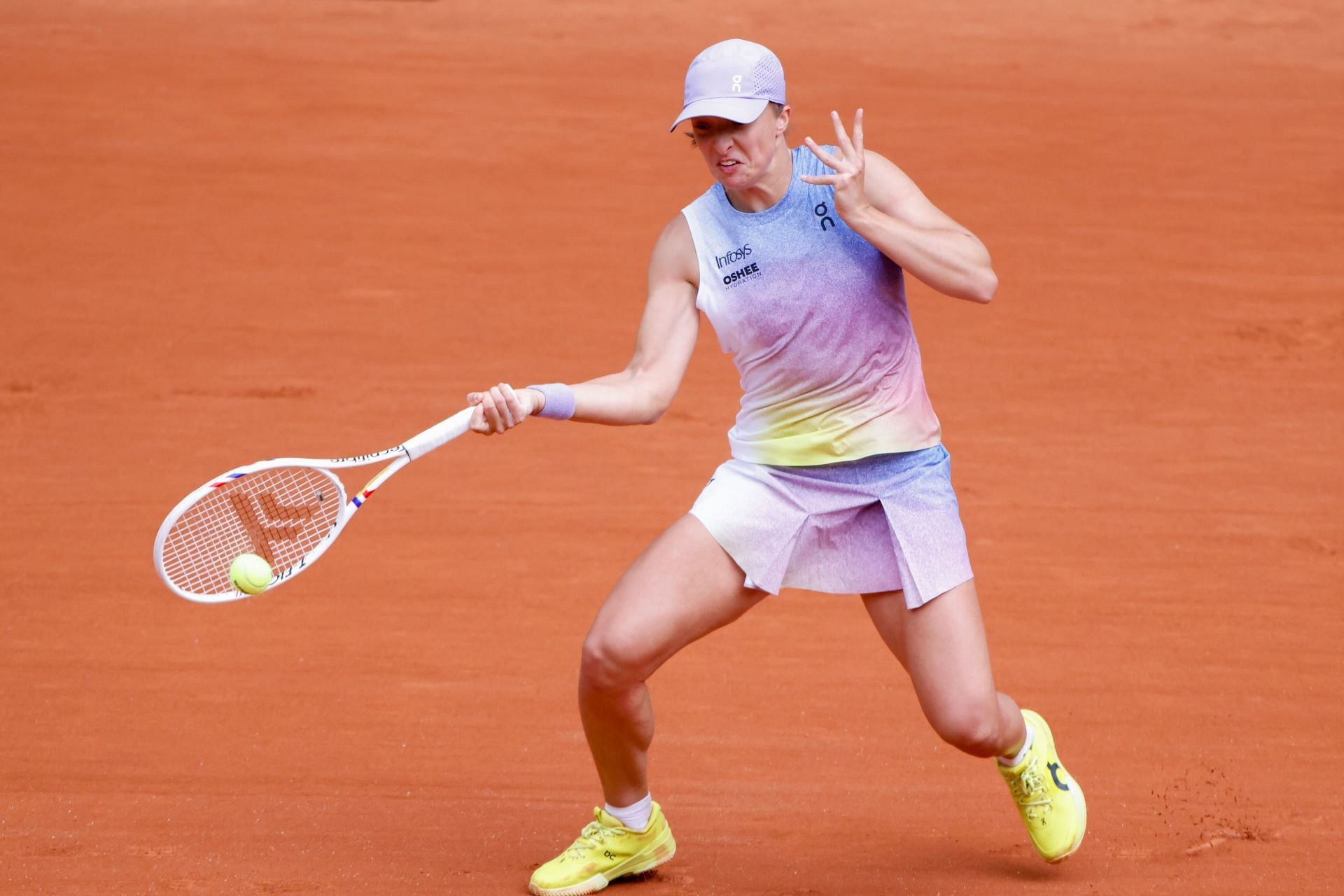 Iga Swiatek hits a forehand during her French Open 1R victory | Image Source: Getty